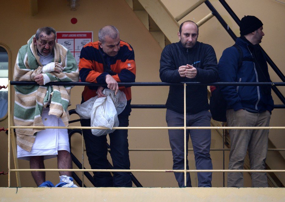 Με καμένα πόδια μεταφέρονται από το Spirit of Piraeus 49 διασωθέντες του Norman Atlantic [βίντεο & εικόνες] | iefimerida.gr 6