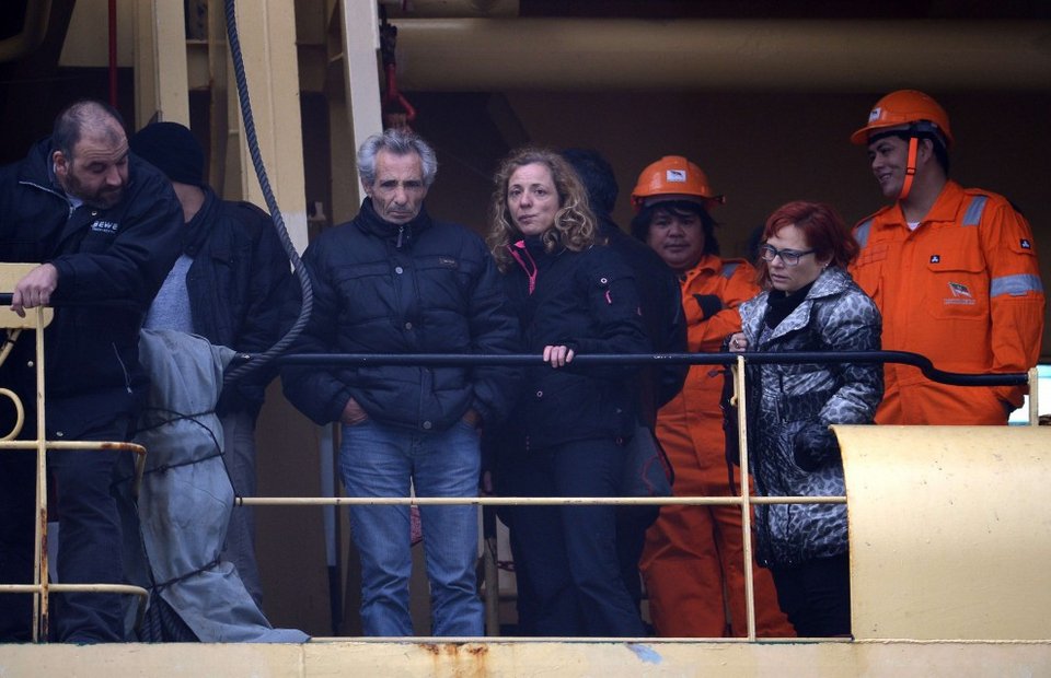 Με καμένα πόδια μεταφέρονται από το Spirit of Piraeus 49 διασωθέντες του Norman Atlantic [βίντεο & εικόνες] | iefimerida.gr 7