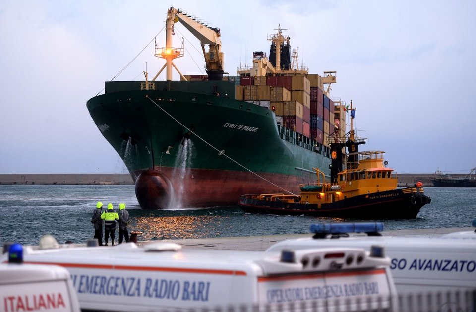 Με καμένα πόδια μεταφέρονται από το Spirit of Piraeus 49 διασωθέντες του Norman Atlantic [βίντεο & εικόνες] | iefimerida.gr 8