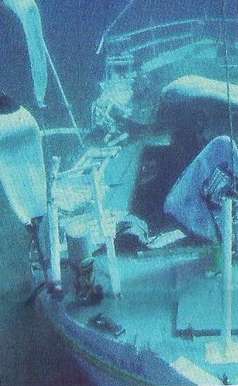 Στο βυθό παραμένει η λάντζα από την τραγωδία στην Αίγινα -Εμφανή τα σημάδια από τη σύγκρουση με το ταχύπλοο [εικόνες] | iefimerida.gr 1