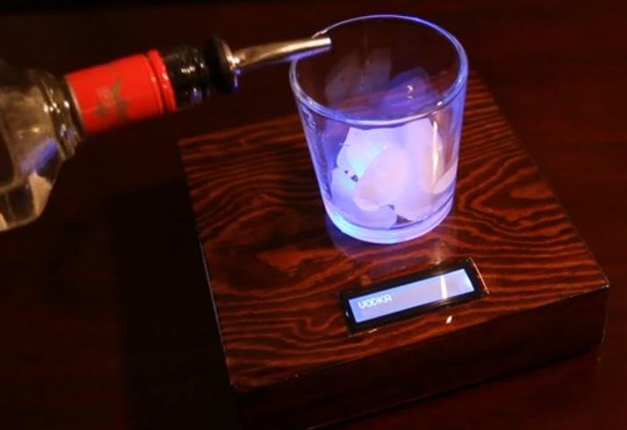 Πρωτοποριακό gadget - μπαρμαν σας μαθαίνει να φτιάχνετε κοκτέιλ [εικόνες + βίντεο] | iefimerida.gr 3