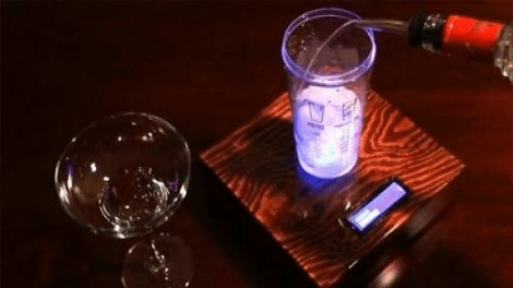 Πρωτοποριακό gadget - μπαρμαν σας μαθαίνει να φτιάχνετε κοκτέιλ [εικόνες + βίντεο] | iefimerida.gr 0