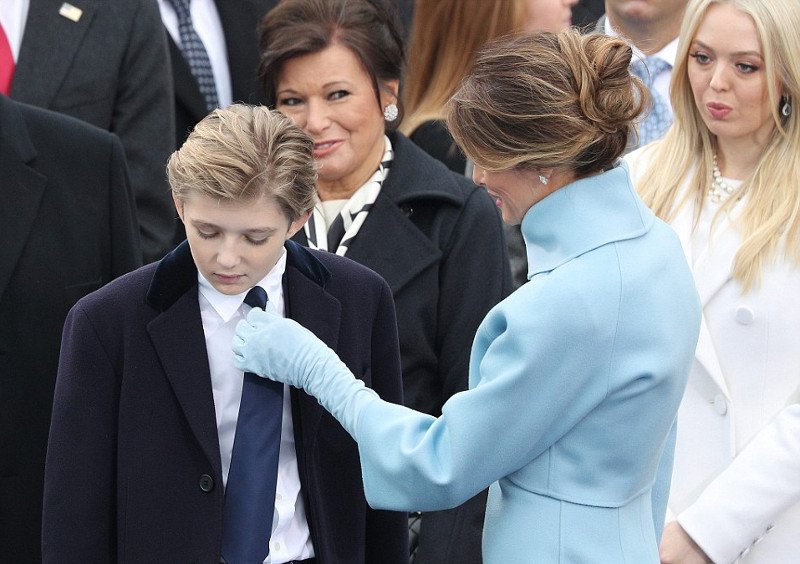 Η τρυφερή μαμά Μελάνια φτιάχνει τη γραβάτα του γιού της πριν την ορκωμοσία [εικόνες] | iefimerida.gr 1