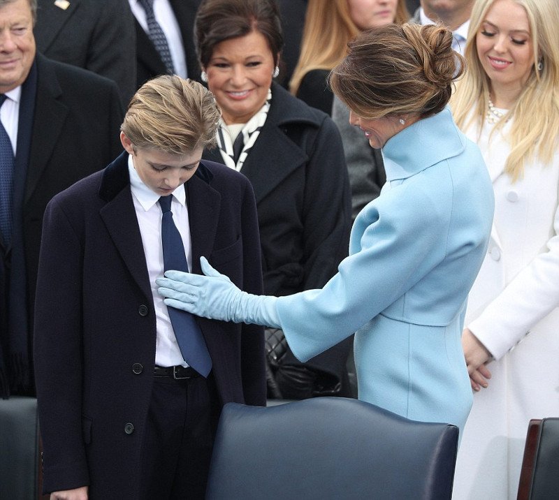 Η τρυφερή μαμά Μελάνια φτιάχνει τη γραβάτα του γιού της πριν την ορκωμοσία [εικόνες] | iefimerida.gr 2