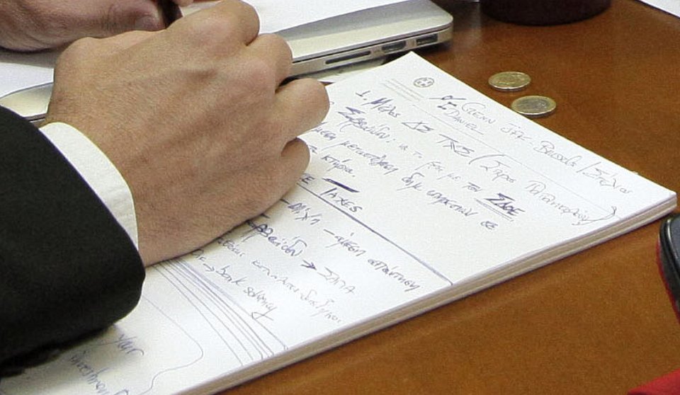 Ο Βαρουφάκης δείχνει στους φωτογράφους τι λέει στον Τσίπρα [εικόνες] | iefimerida.gr 0