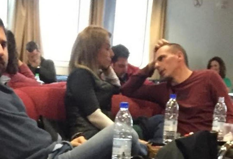 Πόσο πουλήθηκε η φωτογραφία του Βαρουφάκη και της συζύγου του στο πλοίο για την Αίγινα [εικόνα & βίντεο] | iefimerida.gr 0