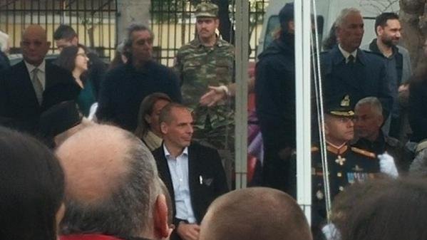 Με εμφάνιση-έκπληξη ο Γιάνης Βαρουφάκης στα Χανιά για την παρέλαση [εικόνες & βίντεο] | iefimerida.gr 5