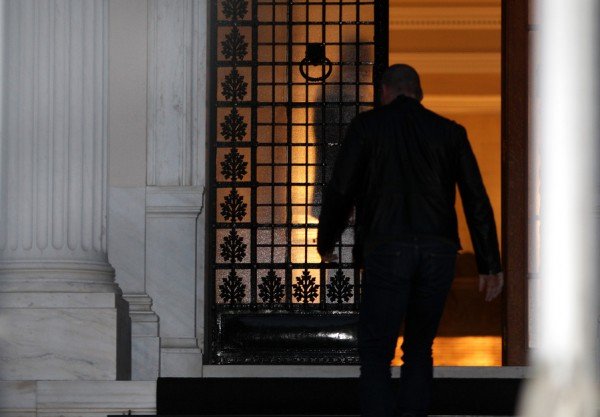 Ο Βαρουφάκης βγαίνει από το Μέγαρο Μαξίμου θυμωμένος και σκυθρωπός [εικόνες] | iefimerida.gr 0