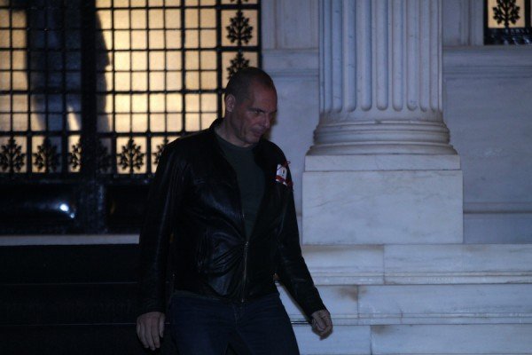 Ο Βαρουφάκης βγαίνει από το Μέγαρο Μαξίμου θυμωμένος και σκυθρωπός [εικόνες] | iefimerida.gr 3