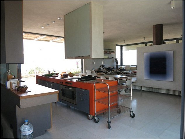 Τι δηλώνει το μεσιτικό γραφείο που νοικιάζει τη βίλα Βαρουφάκη στην Αίγινα [εικόνες] | iefimerida.gr 1