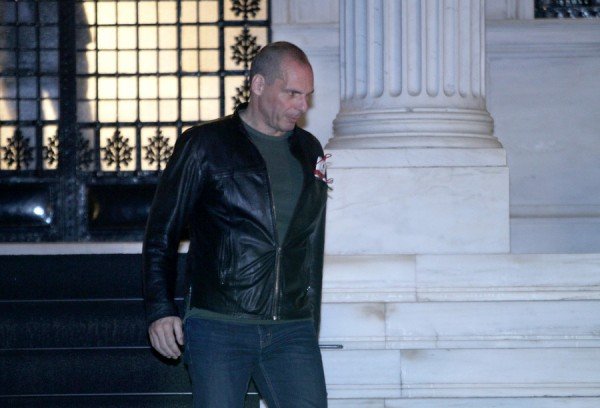 Ο Βαρουφάκης βγαίνει από το Μέγαρο Μαξίμου θυμωμένος και σκυθρωπός [εικόνες] | iefimerida.gr 4