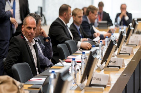 Γιατί ο Βαρουφάκης φόρεσε πάλι το επαναστατικό σακάκι με την κόκκινη ρίγα [εικόνες] | iefimerida.gr 2