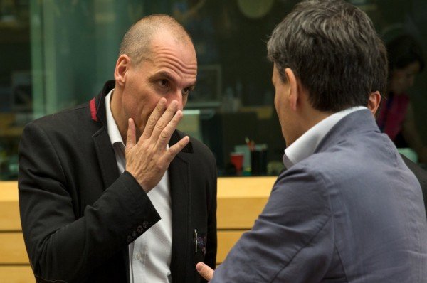 Γιατί ο Βαρουφάκης φόρεσε πάλι το επαναστατικό σακάκι με την κόκκινη ρίγα [εικόνες] | iefimerida.gr 3