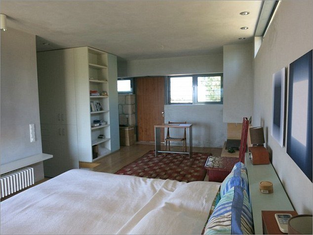 Τι δηλώνει το μεσιτικό γραφείο που νοικιάζει τη βίλα Βαρουφάκη στην Αίγινα [εικόνες] | iefimerida.gr 4