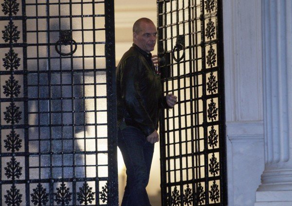 Ο Βαρουφάκης βγαίνει από το Μέγαρο Μαξίμου θυμωμένος και σκυθρωπός [εικόνες] | iefimerida.gr 1