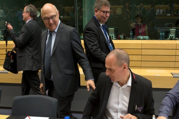 Γιατί ο Βαρουφάκης φόρεσε πάλι το επαναστατικό σακάκι με την κόκκινη ρίγα [εικόνες] | iefimerida.gr 4