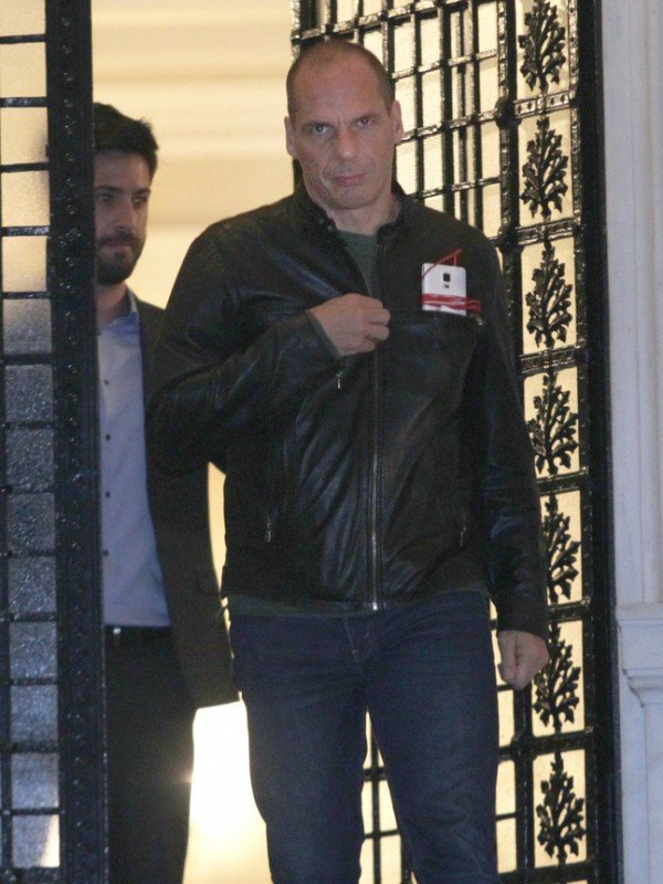 Ο Βαρουφάκης βγαίνει από το Μέγαρο Μαξίμου θυμωμένος και σκυθρωπός [εικόνες] | iefimerida.gr 2