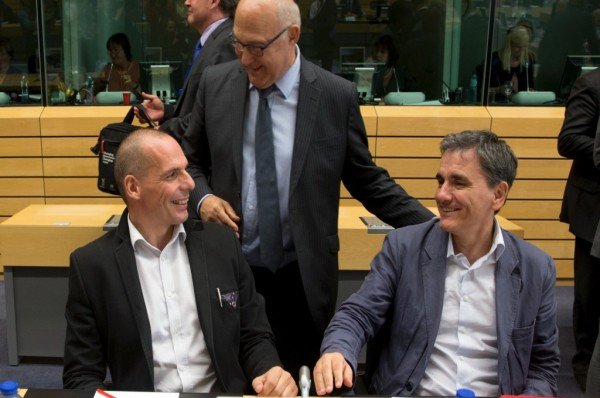 Γιατί ο Βαρουφάκης φόρεσε πάλι το επαναστατικό σακάκι με την κόκκινη ρίγα [εικόνες] | iefimerida.gr 6