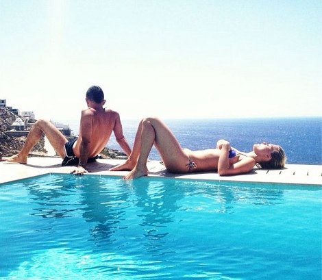 Κάτω από τον κυκλαδίτικο ήλιο λιάζεται η Μπαρ Ραφαέλι [εικόνα] | iefimerida.gr 0