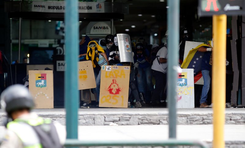 Βενεζουέλα: Η αστυνομία του Μαδούρο έριξε δακρυγόνα κατά διαδηλωτών σε εμπορικό κέντρο! [εικόνες & βίντεο]  | iefimerida.gr 1