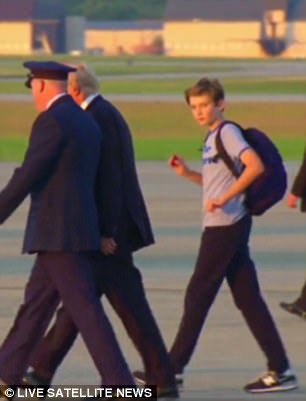 Ο γιος του Τραμπ, δίπλα στον πατέρα του, παίζει με το παιχνίδι των 5 ευρώ που παίζουν και όλα τα Ελληνόπουλα [εικόνες & βίντεο] | iefimerida.gr 0