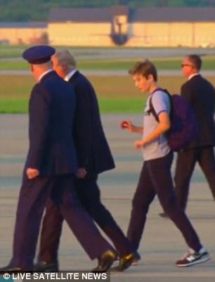 Ο γιος του Τραμπ, δίπλα στον πατέρα του, παίζει με το παιχνίδι των 5 ευρώ που παίζουν και όλα τα Ελληνόπουλα [εικόνες & βίντεο] | iefimerida.gr 1