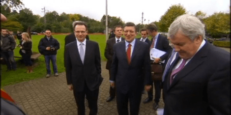 Οι Ευρωπαίοι διαμαρτύρονται για το νεκροταφείο της Μεσογείου – Πέταξαν αβγά στον Μπαρόζο [εικόνες] | iefimerida.gr 1