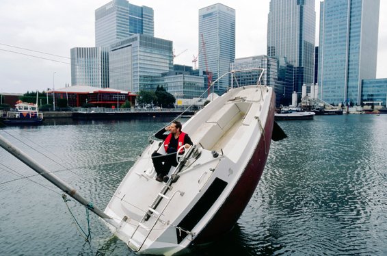 Το πιο περίεργο σκάφος του κόσμου: Εχει σχεδιαστεί έτσι ώστε να μοιάζει μισοβυθισμένο [εικόνες & βίντεο] | iefimerida.gr 3