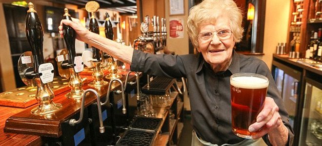 Της αξίζει το καλύτερο φιλοδώρημα -Αυτή είναι η γηραιότερη μπαργούμαν του κόσμου [εικόνες]  | iefimerida.gr 1