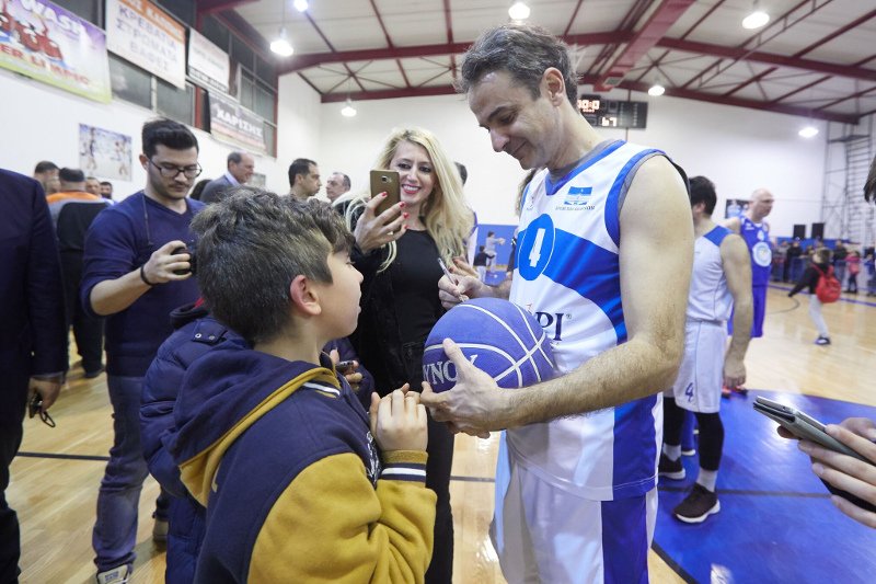 Βουλευτές έβαλαν σορτσάκια και άρχισαν τα σουτ -Επαιξαν μπάσκετ για καλό σκοπό [εικόνες] | iefimerida.gr 7