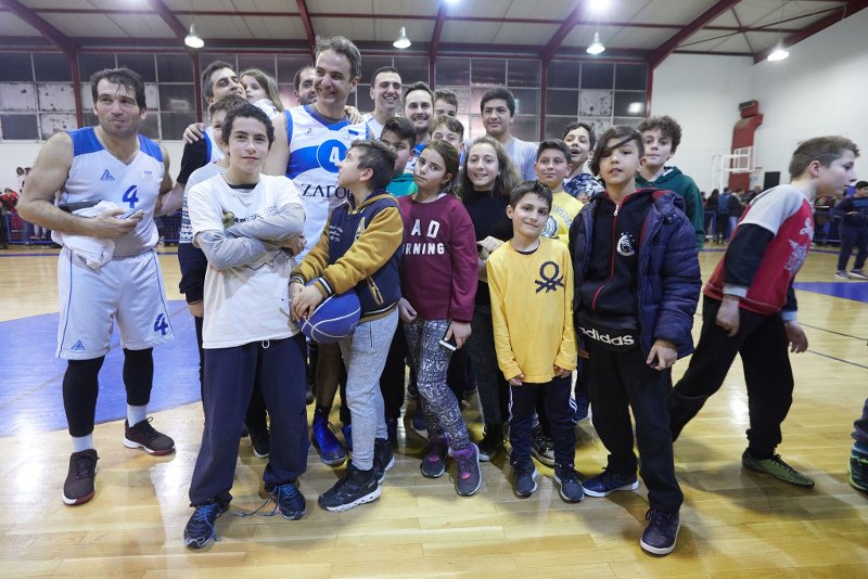 Βουλευτές έβαλαν σορτσάκια και άρχισαν τα σουτ -Επαιξαν μπάσκετ για καλό σκοπό [εικόνες] | iefimerida.gr 8