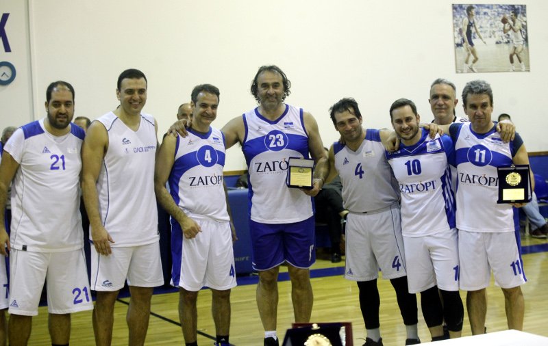 Βουλευτές έβαλαν σορτσάκια και άρχισαν τα σουτ -Επαιξαν μπάσκετ για καλό σκοπό [εικόνες] | iefimerida.gr 0