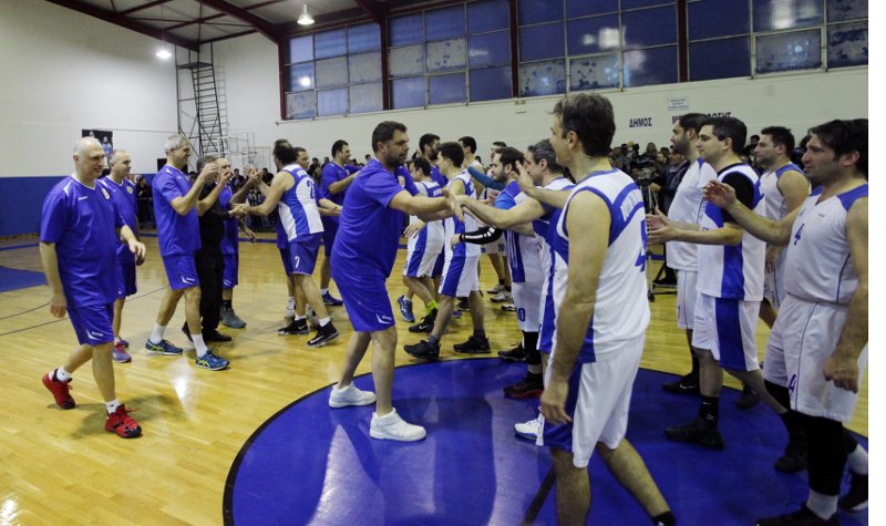 Βουλευτές έβαλαν σορτσάκια και άρχισαν τα σουτ -Επαιξαν μπάσκετ για καλό σκοπό [εικόνες] | iefimerida.gr 2