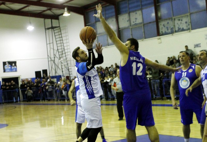 Βουλευτές έβαλαν σορτσάκια και άρχισαν τα σουτ -Επαιξαν μπάσκετ για καλό σκοπό [εικόνες] | iefimerida.gr 3