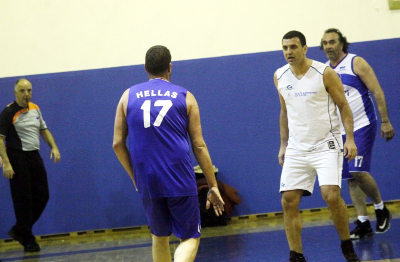 Βουλευτές έβαλαν σορτσάκια και άρχισαν τα σουτ -Επαιξαν μπάσκετ για καλό σκοπό [εικόνες] | iefimerida.gr 4