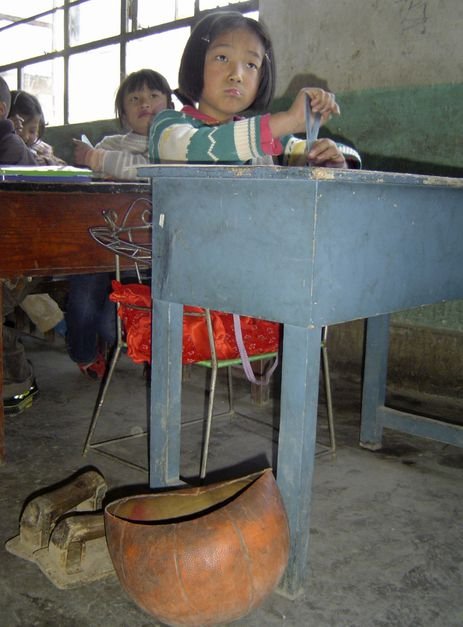 To κοριτσάκι με τη μπάλα -Η ιστορία που συγκλόνισε την Κίνα [εικόνες] | iefimerida.gr 0