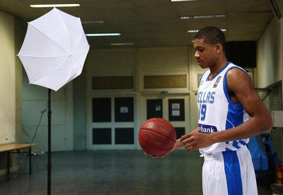 Οταν η Εθνική... σκάει στα γέλια -Στα παρασκήνια της φωτογράφισης της «επίσημης» αγαπημένης [εικόνες] | iefimerida.gr 0