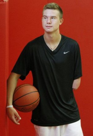 Συγκλονίζει ο μονόχειρας μπασκετμπολίστας που αγωνίζεται στην ομάδα του πανεπιστημίου της Φλόριντα [βίντεο] | iefimerida.gr 0