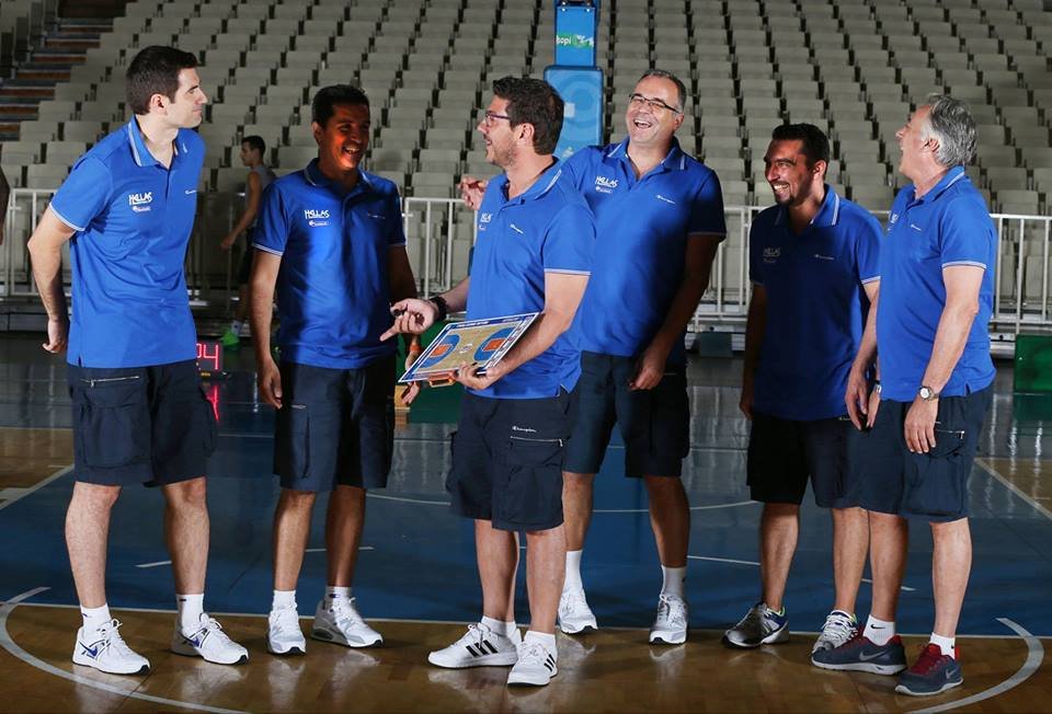 Οταν η Εθνική... σκάει στα γέλια -Στα παρασκήνια της φωτογράφισης της «επίσημης» αγαπημένης [εικόνες] | iefimerida.gr 1