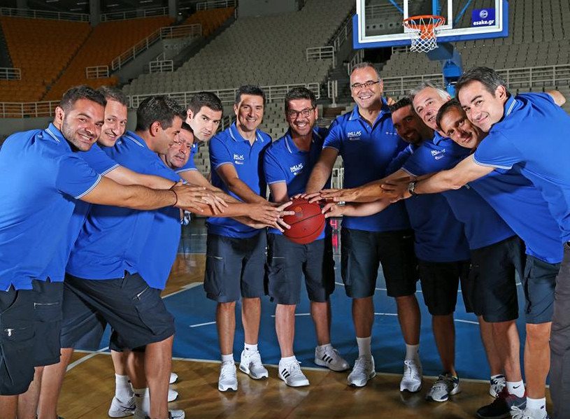 Οταν η Εθνική... σκάει στα γέλια -Στα παρασκήνια της φωτογράφισης της «επίσημης» αγαπημένης [εικόνες] | iefimerida.gr 4