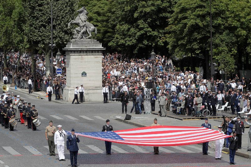 Εντυπωσιασμένος ο Τραμπ από την παρέλαση στο Παρίσι [εικόνες] | iefimerida.gr 5