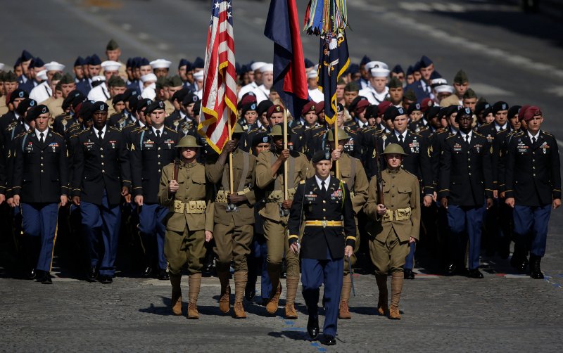 Εντυπωσιασμένος ο Τραμπ από την παρέλαση στο Παρίσι [εικόνες] | iefimerida.gr 3
