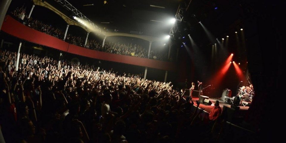 Το ISIS επιτέθηκε στο Μπατακλάν γιατί οι ιδιοκτήτες είναι Εβραίοι - Η απίστευτη ιστορία της αίθουσας [εικόνες] | iefimerida.gr 2