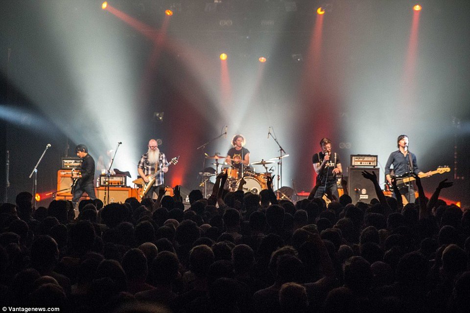 Ντοκουμέντο από το Μπατακλάν: Χαμόγελα, ποτά, πόζες, λίγο πριν τη σφαγή [εικόνες] | iefimerida.gr 3