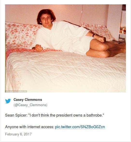 Γερό τρολάρισμα στον Τραμπ -Γιατί πλημμύρισε το Twitter με φωτογραφίες του με μπουρνούζι [εικόνες] | iefimerida.gr 1