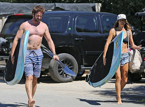 Τον αποθεώνει όλο το Ιντερνετ -Η στιγμή που ο Τζέραρντ Μπάτλερ χουφτώνει τα οπίσθια καλλονής μελαχρινής [εικόνες] | iefimerida.gr 11