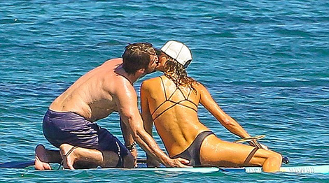 Τον αποθεώνει όλο το Ιντερνετ -Η στιγμή που ο Τζέραρντ Μπάτλερ χουφτώνει τα οπίσθια καλλονής μελαχρινής [εικόνες] | iefimerida.gr 12