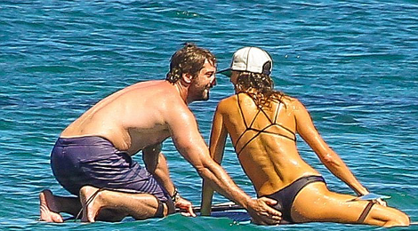 Τον αποθεώνει όλο το Ιντερνετ -Η στιγμή που ο Τζέραρντ Μπάτλερ χουφτώνει τα οπίσθια καλλονής μελαχρινής [εικόνες] | iefimerida.gr 13