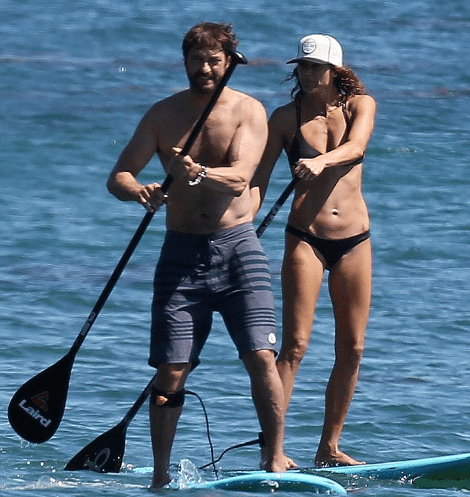 Τον αποθεώνει όλο το Ιντερνετ -Η στιγμή που ο Τζέραρντ Μπάτλερ χουφτώνει τα οπίσθια καλλονής μελαχρινής [εικόνες] | iefimerida.gr 14