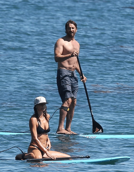 Τον αποθεώνει όλο το Ιντερνετ -Η στιγμή που ο Τζέραρντ Μπάτλερ χουφτώνει τα οπίσθια καλλονής μελαχρινής [εικόνες] | iefimerida.gr 15